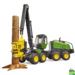 Combină forestieră John Deere 1270G cu trunchi de copac